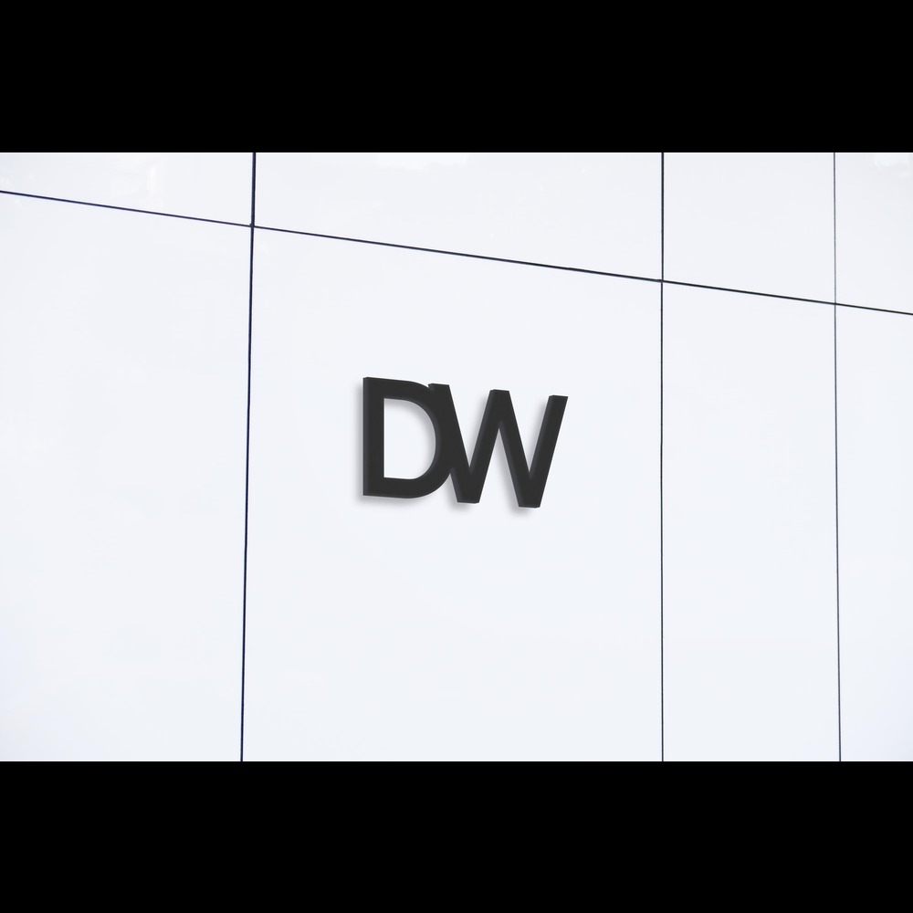 20230501100137_[fpdl.in]_white-facade-black-luxury-brand-sign-mockup_541571-12